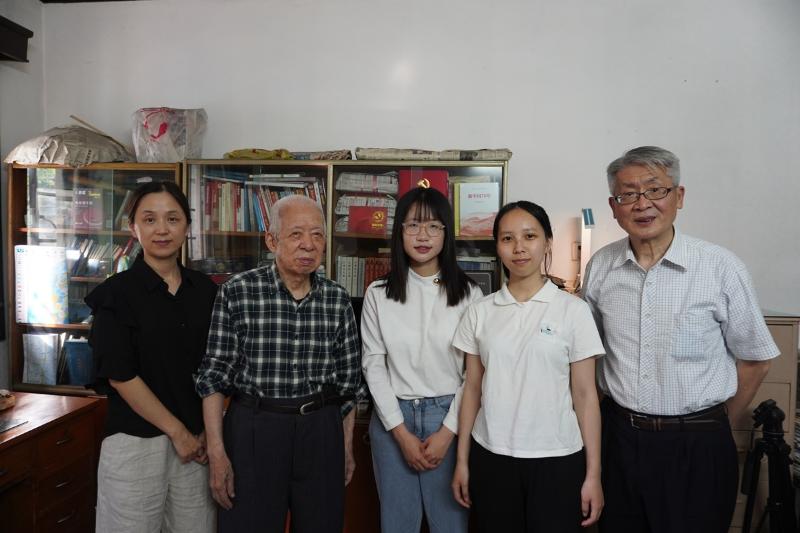 【图08】孙增闳与母校采访人员合影（左起：贾彦兴、孙增闳、赵雅婷、郭光榕、陈泓，李泽凯拍摄）.JPG