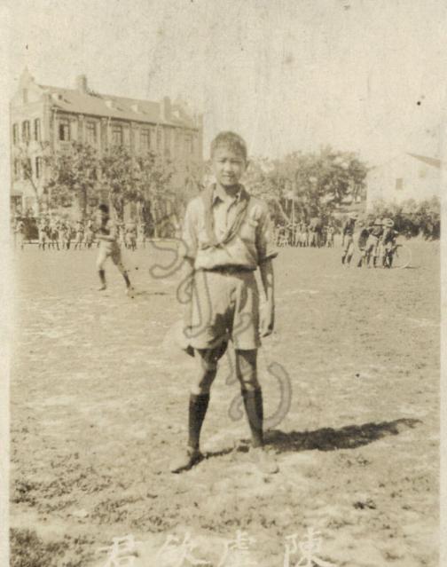 10-陈虞钦身穿童子军制服在操场上留影（1923年）.jpg