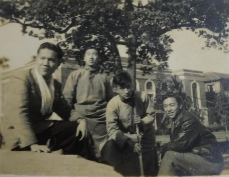 【图06】1946年，叶隆骏在交大校园内与同学合影（左起：陈辅伦、许锡振、叶隆骏、蒙定中）.jpg