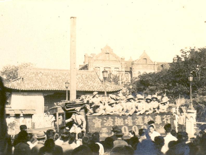 【图09】1947年5月，国民党武装军警包围交大校园.jpg