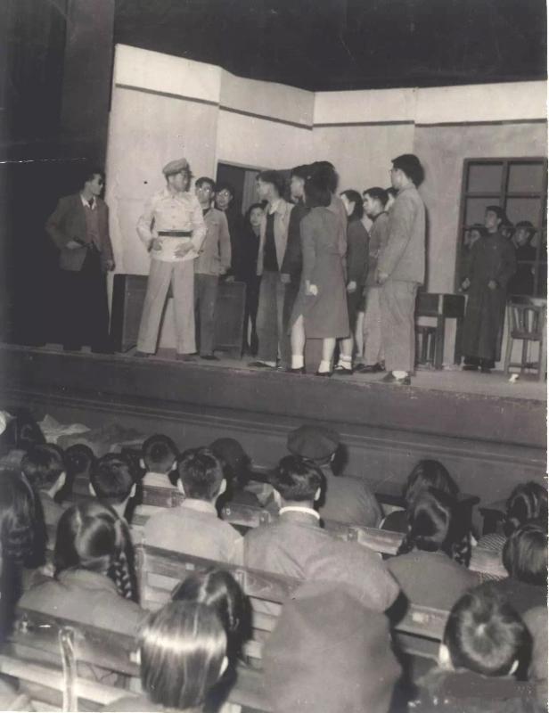 【图12】交大艺工部剧团在演出中.jpg