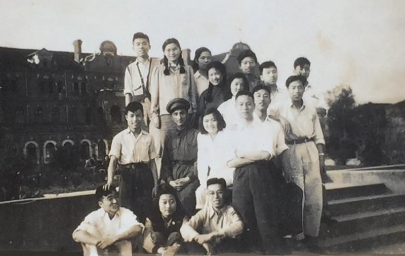 【图14】1950年5月，叶隆骏（第二排左二穿军装者）返回学校，与艺工部同学在校园内合影.jpg