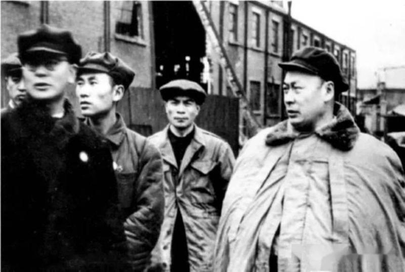 【图15】1950年“二六大轰炸”后，陈毅市长（右一）视察被炸的杨树浦发电厂.jpeg
