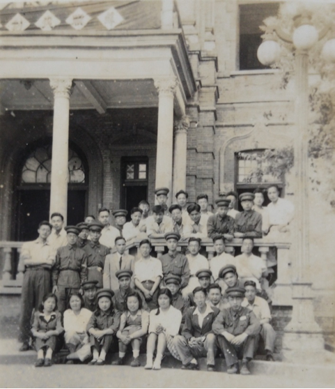【图17】1950年5月，穿上军装的学子返校，与班级同学摄于图书馆前（第二排左四为叶隆骏）.png