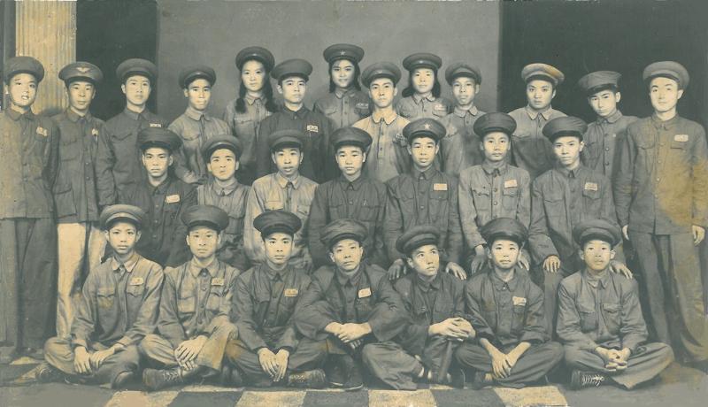 【图15】1950年10月，上海雷达营集训结业留影。后排右一为百老汇大厦雷达队队长胡积瑰；左起第五、第七、第九为三位技术员兼教员曹美琪、刘瑜、吴炯明（胡积瑰藏，朱建程提供）.jpg
