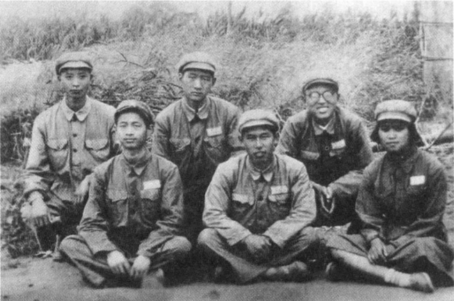 【图16】1952年底，刘瑜(右一)与战友在启东雷达站留影.PNG