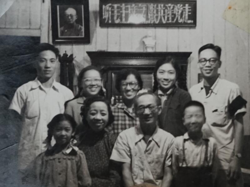 【图02】1958年9月家庭合影照（后排右起：沈肇圻夫妇、大妹、三妹夫妇）.JPG