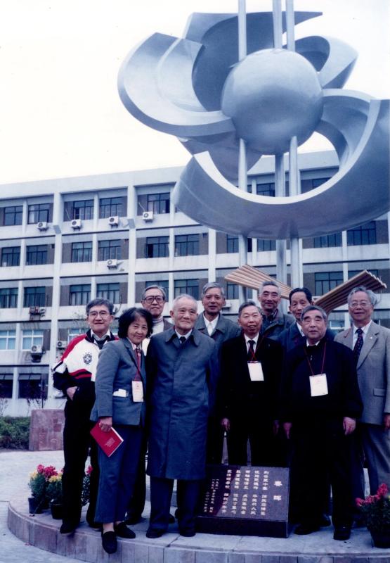 【图04】2001年毕业50周年返校活动合影（前排左起：严祖礽夫人刘秋萍、严祖礽、孟树模、瞿守恒；后排左起：田信鸿、吴善勤、柯纯、谢鸣华、许辑平、沈肇圻）.jpg