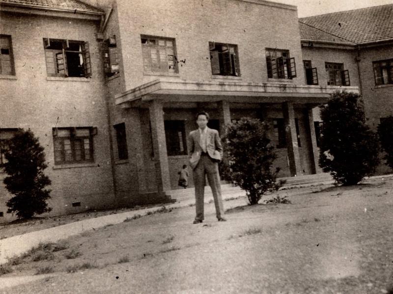 【图06】1948年5月4日，沈肇圻在交大新宿舍前留影。新宿舍门厅上面是一间大房间，1949年沈肇圻就住在那里.jpg