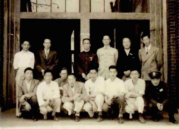 【图09】1951年6月摄于工程馆前的造船系师生毕业合影，后排为造船系教师，左起蔡绳武、王公衡、杨仁杰、杨俊生、辛一心、郭锡汾、顾懋祥；前排为1951届造船系毕业生，左起谢鸣华、沈肇圻、吴善勤、柯纯、董劲予、陈瑄、严祖礽.png