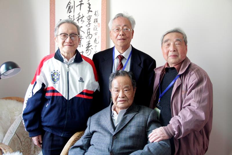 【图13】2011年毕业60周年返校，看望杨槱院士（后排左起：田信鸿、沈肇圻、瞿守恒）.JPG