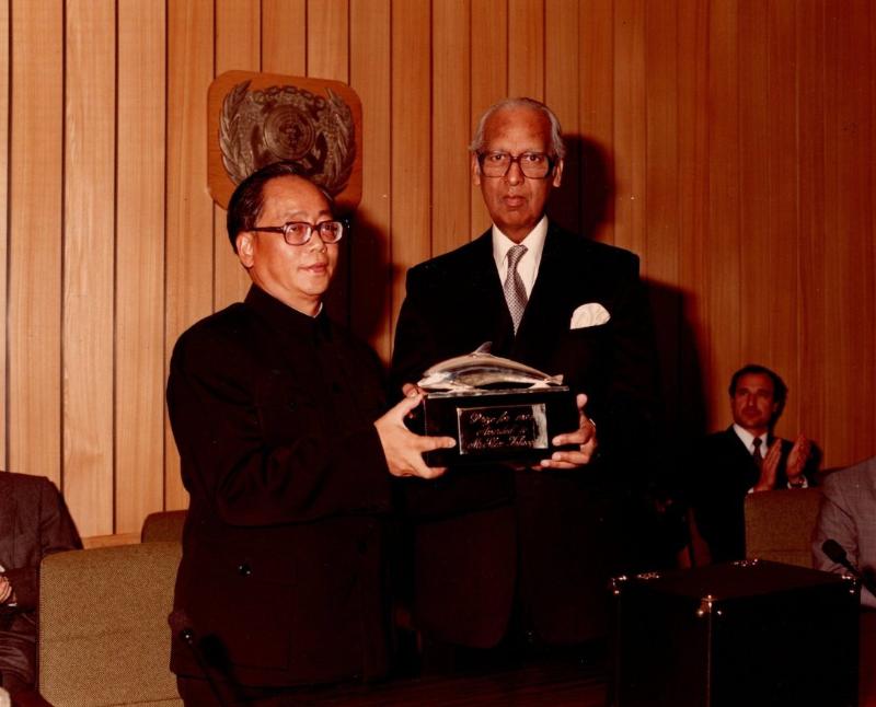 【图14】1985年9月25日，在国际海事组织总部大会议厅举行1984年度国际海事奖颁奖典礼，图为国际海事组织秘书长斯里瓦斯塔瓦向沈肇圻（左）颁奖.jpg