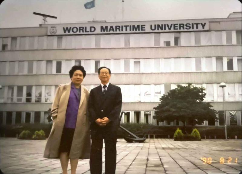 【图15】1990年8月21日，沈肇圻携夫人沈福妹在世界海事大学留影.jpg