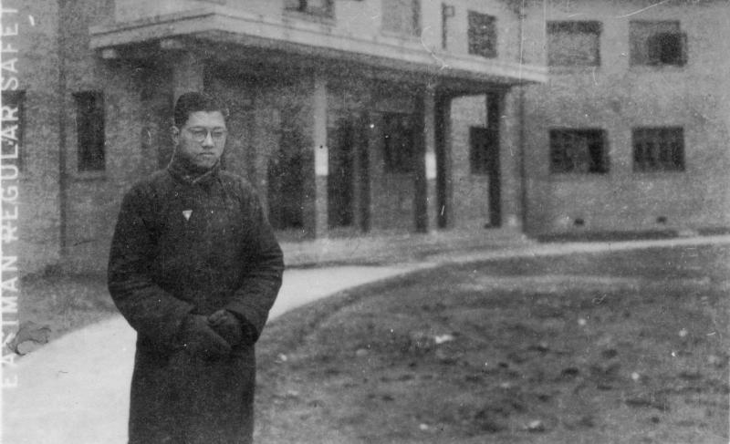 【图07】1946年黄东林在新生宿舍前留影.jpg