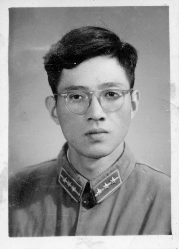 【图9】黄为群戎装照.jpg