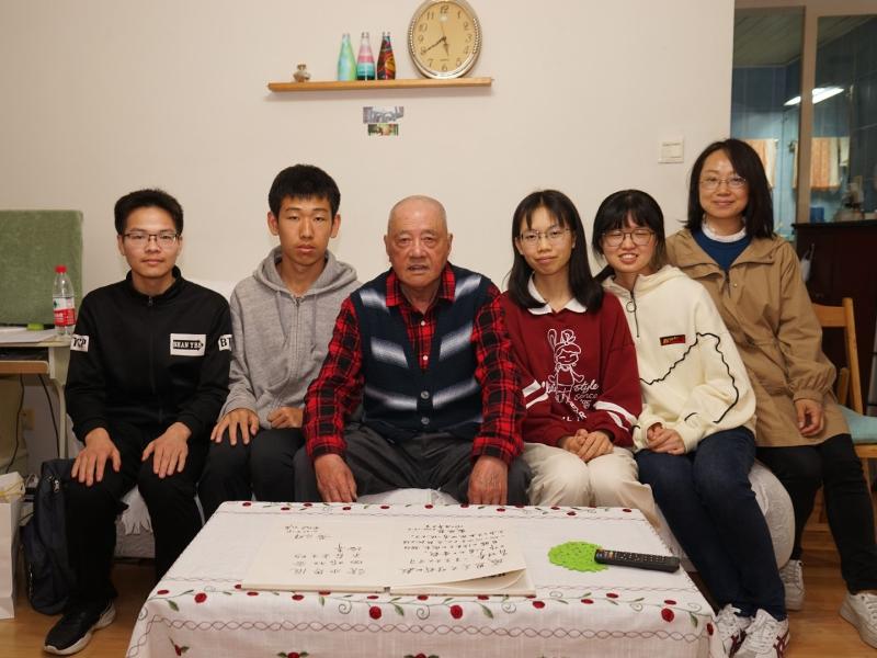 【图12】黄为群与采访组师生合影（左起：张竹阳、贾皓宇、黄为群、邵思瑜、滕雨璇、漆姚敏）.JPG