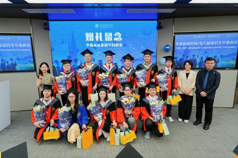 8赠礼留念.jpg