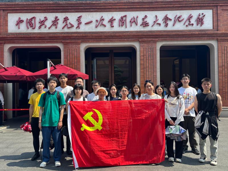 1中共一大会址参观合照.jpg