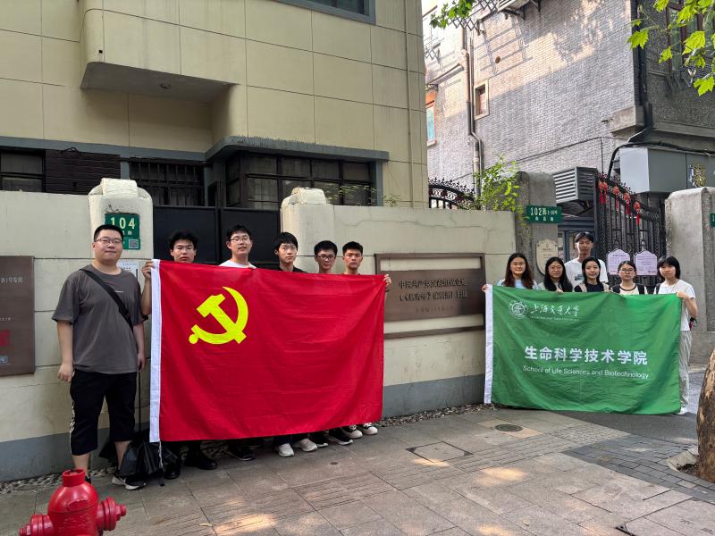 3上海共产主义小组诞生地合照.jpg