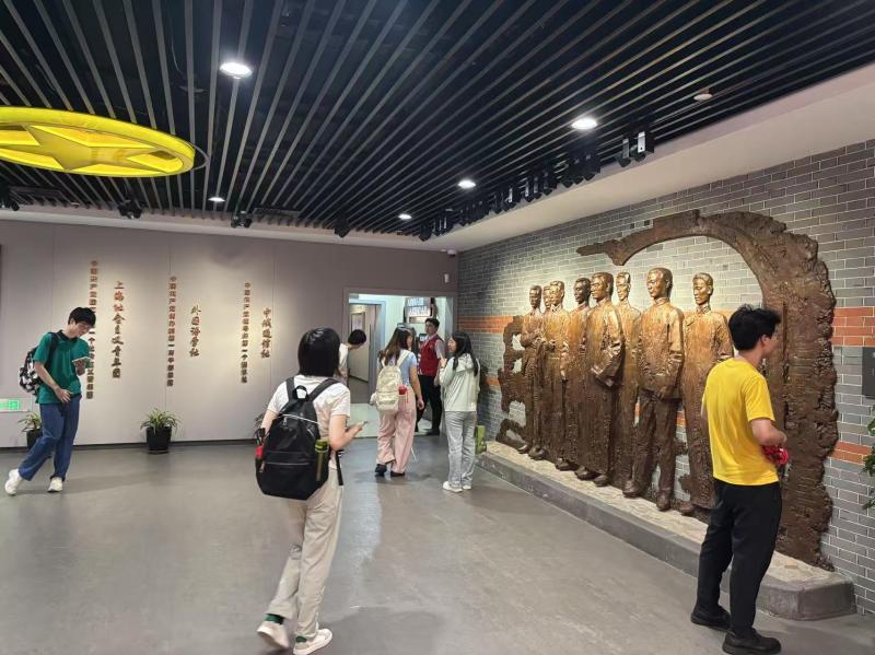 4中国社会主义青年团中央机关旧址参观过程.jpg