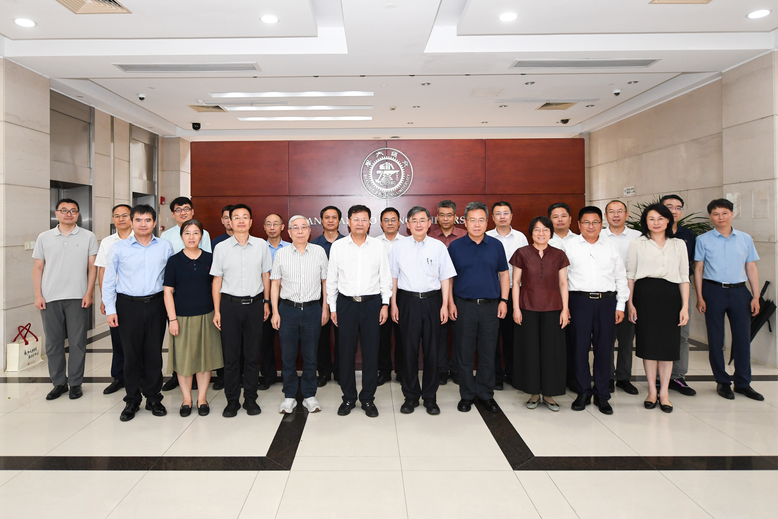 北京化工大学校长谭天伟院士一行到访上海交大