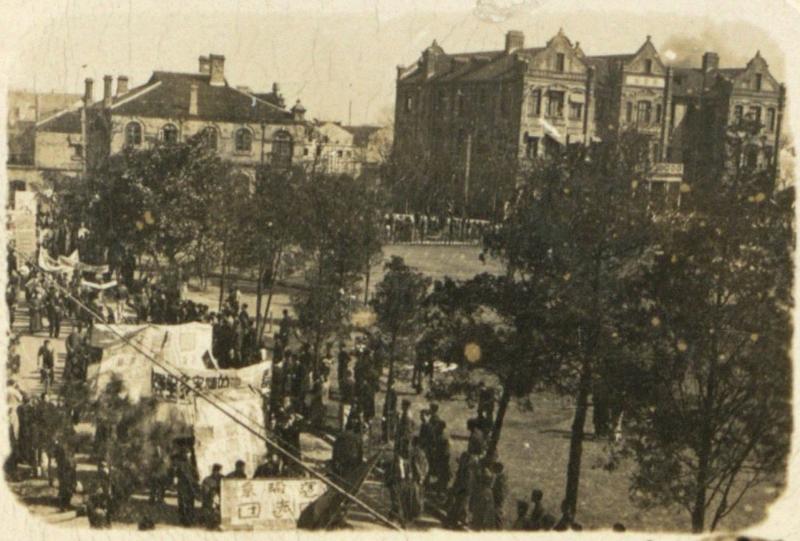 【图06】交大校园内班级竞选游行的行列（1948级电信管理系校友李均提供）.jpg