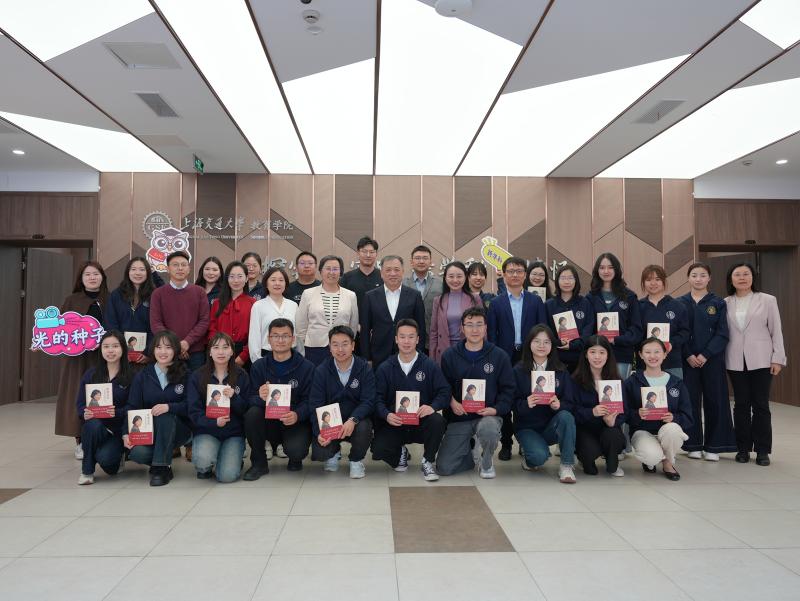 6.党委书记杨振斌与毕业生代表座谈.jpg