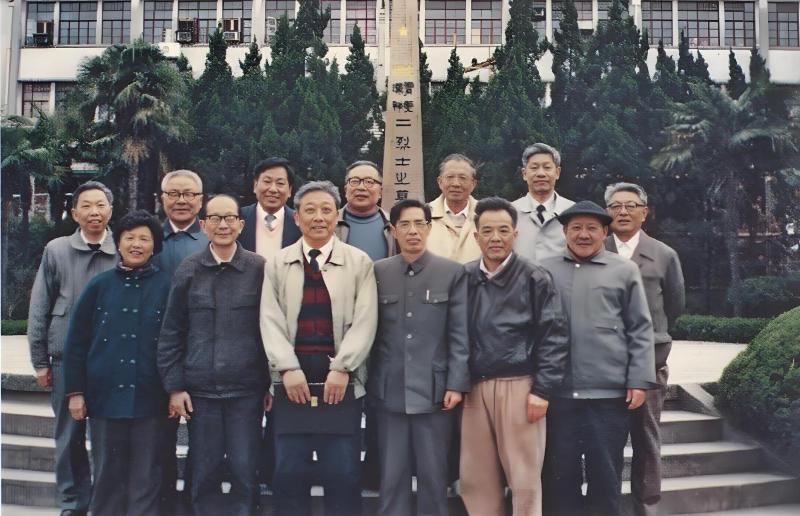 【图03】1993年4月，交大“四一级”地下党老同志在上海交大史穆烈士墓前合影（前排右三为吴昭崇）.jpeg