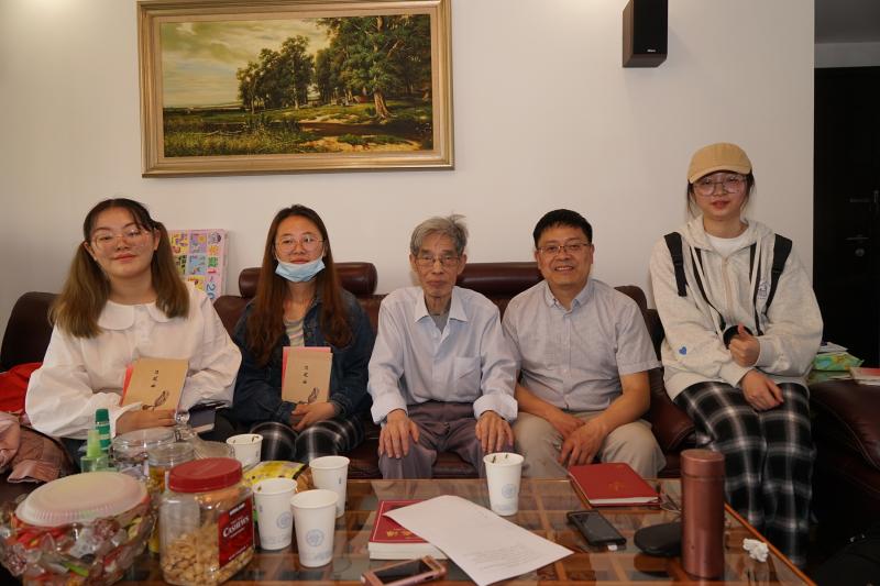 【图07】吴昭崇与采访人员合影（左起：孔德智、龙懿、吴昭崇、欧七斤、罗瑞雪）.JPG