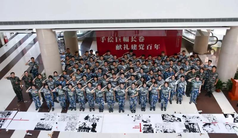 设计学子“手绘巨幅画卷 献礼建党百年”.jpg