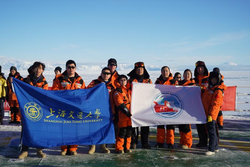 图7.2025年3-4月，海洋学院师生在中国第41次南极考察罗斯海联合航次.jpg