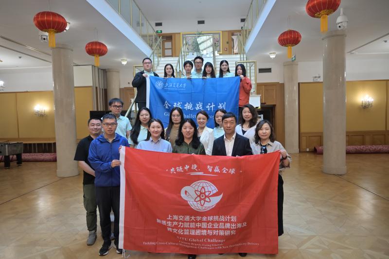 大使馆合影.jpg