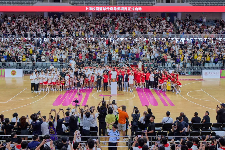 NBA传奇巨星勒布朗·詹姆斯来到交大