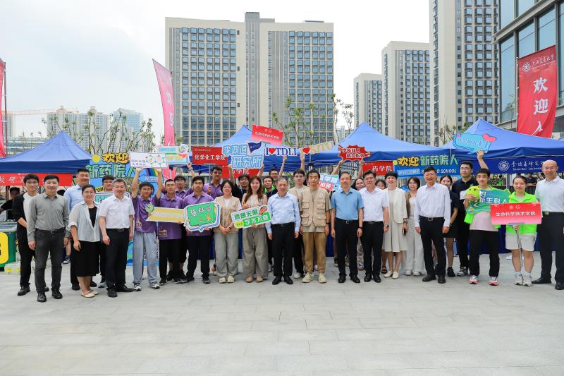 上海交大校领导走访迎新现场看望慰问新生