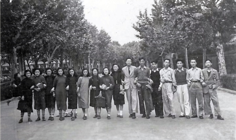 【图07】1948年5月，党组织安排郁品方、程法鉴撤退至解放区，“蜂社”同学在复兴公园欢送他们（右三为周耐德、右六为姚海康）.PNG