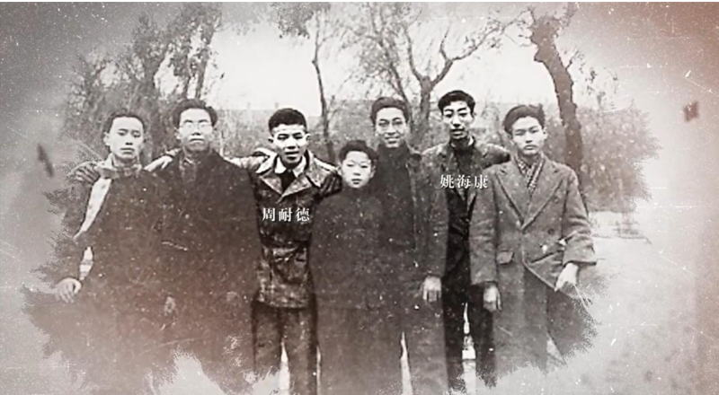 【图08】周耐德（左三）、姚海康（左六）等同学合影（截取自纪录片《上海解放一年间》）.PNG