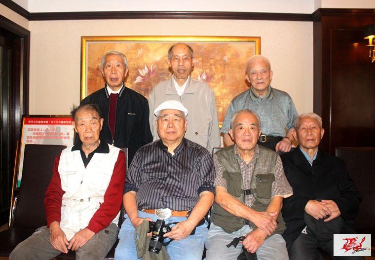 【图09】第二期雷达训练队部分学员晚年合影（前排右二为周耐德）.jpg