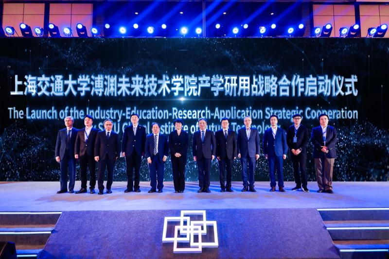 2022年11月教育部副部长翁铁慧参加溥渊未来技术学院产学研用战略合作启动仪式.jpg