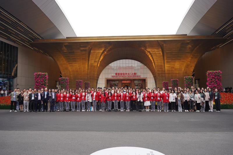 20251024_104830_434.jpg 图15:学生志愿者积极参与进博会服务保障工作.jpg