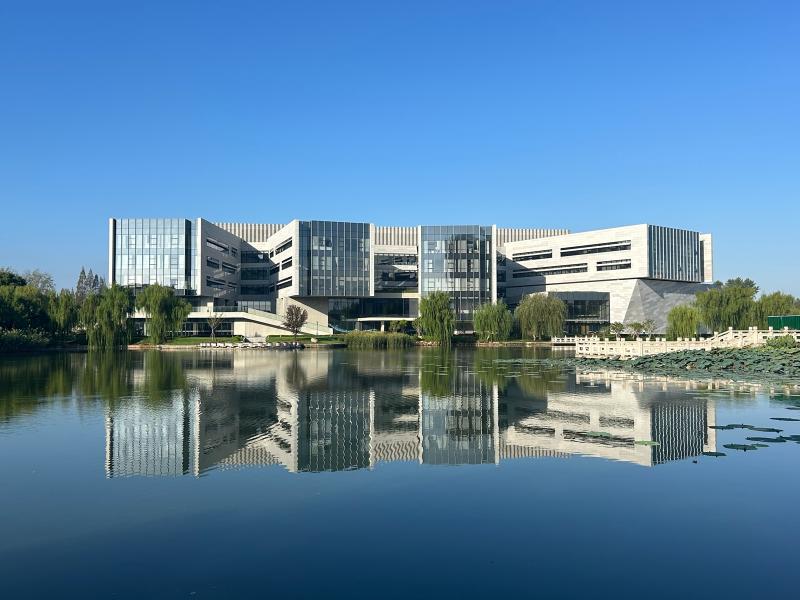 20251024_110913_101.jpg 图31:涵泽湖畔的学生中心大楼.jpg