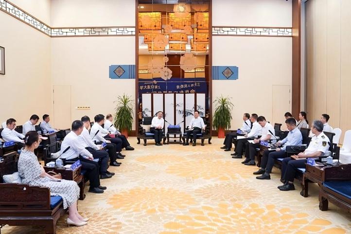 校领导赴三亚调研交流并签署合作备忘录