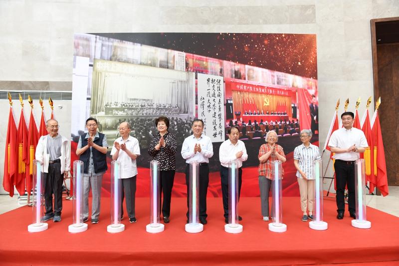 【图05】2021年6月29日，侯旅适（左三）回母校参加“与党同心 与国同频——上海交通大学党史文献实物展”开幕仪式.JPG