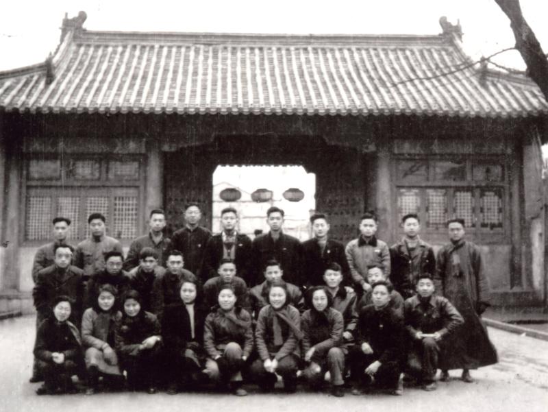 【图03】1950年，1949级电信管理系同学在交大校门前合影（前排左五为何掌珠）.jpg