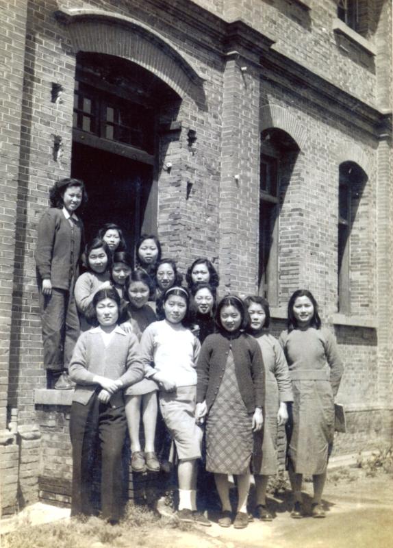 【图04】1950年，1949级电信管理系二年级全体女同学在女生宿舍前合影（前排左二为何掌珠）.jpg