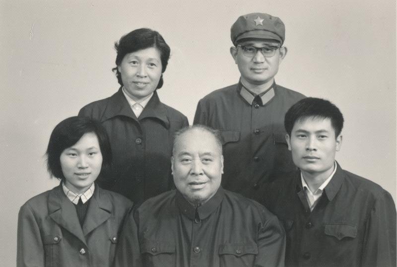 【图13】1981年何捷明全家合影（后排左起：章锦远、何捷明夫妇；前排左起：何捷明女儿章节、父亲何其伟、儿子章小兵）.jpg