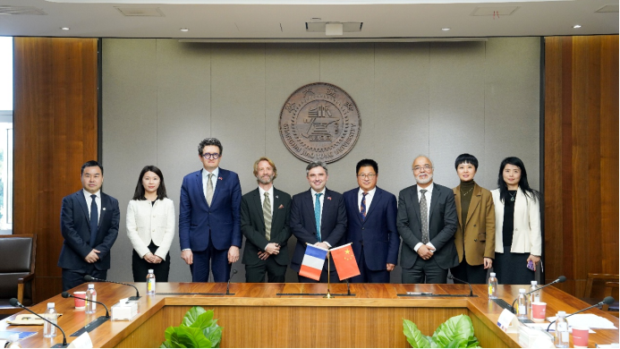 法国驻上海总领事馆代表团访问上海交通大学