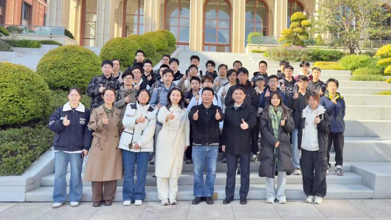 上海交大师生走进华为练秋湖研发中心开展沉浸式实践参观