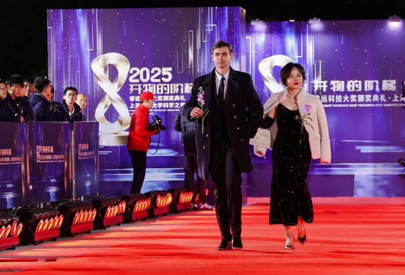 20251201_150341_222.jpg 李所人走上红毯铺就得星光大道7.jpg