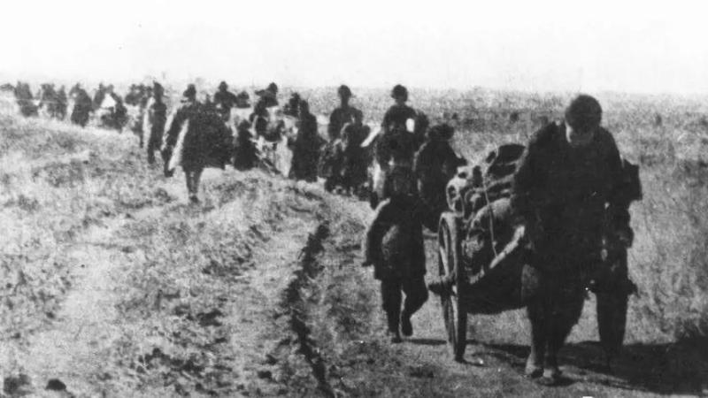 20260313_183111_653.jpeg 【图03】1948年,长春市区的大批难民纷纷扶老携幼,逃奔解放区(图片来源于长春市档案馆编:《长春解放》,中国档案出版社2009年版).jpeg