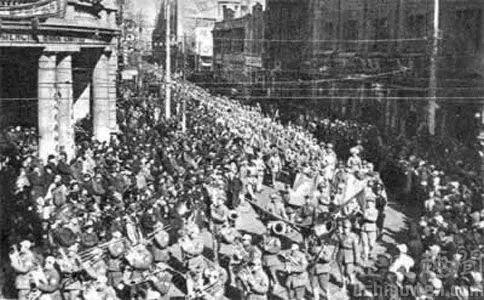 20260313_183142_681.jpeg 【图05】1949年1月,天津市民热烈欢迎解放军入城(图片来源于中国人民解放军天津警备区编:《解放天津》,天津人民出版社1988年版).jpeg